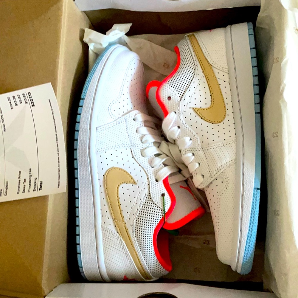 Nike Jordan 1’s Low SE white Sesame